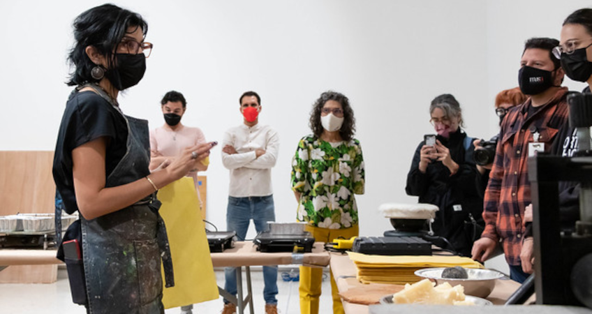 Paola Ávalos enseña al público la técnica de la encáustica